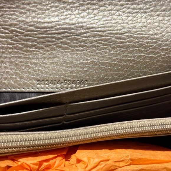 Gucci Silver Clutch with Embossed Logo - Picture 3 of 5